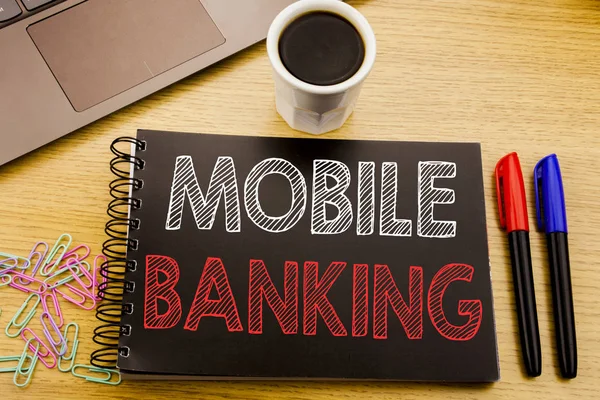 A kézírás a közlemény szövegét mutatja a mobil Banking. Üzleti koncepció Internet Banking e-bank írásbeli notebook könyv a hivatalban-val laptop kávé fából készült háttér — Stock Fotó