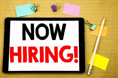 Şimdi Kiralama gösterilen metin resim yazısı ilham yazma el. İş kavramı kiralık işe alım yazılı tablet laptop, yapışkan not ve kalem ile ahşap arka plan için