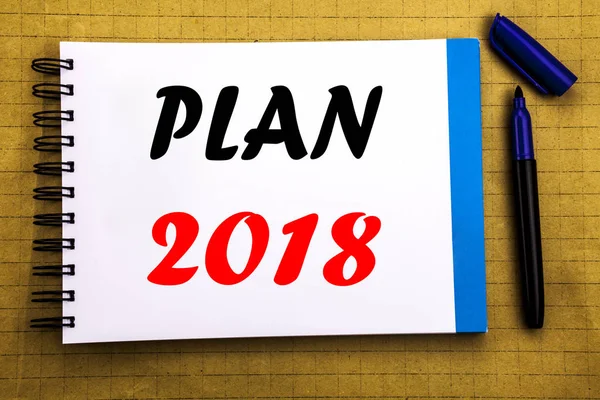 Plan 2018.Concepto de negocio para la planificación de la estrategia Plan de acción Escrito en papel de bloc de notas con vista de oficina espacial con marcador de lápiz —  Fotos de Stock