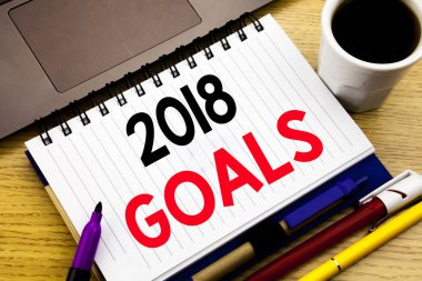 2018 gol. İş kavramı için finansal planlama, iş stratejisi defter kitap dizüstü kahve ile ofiste ahşap zemin üzerine yazılmış