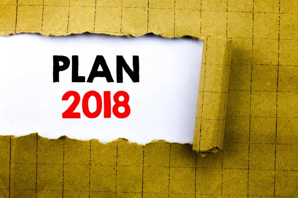 Word, Redacción Plan 2018. Concepto de negocio para la planificación de la estrategia Plan de acción escrito en papel blanco sobre el papel doblado amarillo . —  Fotos de Stock