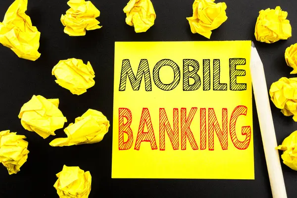 Mobil bankacılık gösteren el yazısı metin. Internet e-yapışkan not kağıdına siyah arka plan üzerinde yazılı banka bankacılık için yazma iş kavramı. Sarı kağıtları arka plan üzerinde katlanmış — Stok fotoğraf