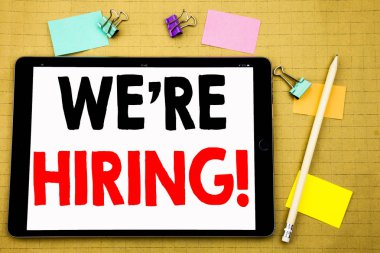 Biz çoğu işe şimdi gösterilen metin resim yazısı ilham yazma el. İnsan kaynakları işe alım yazılı tablet laptop, yapışkan not ve kalem ile ahşap arka plan için iş kavramı