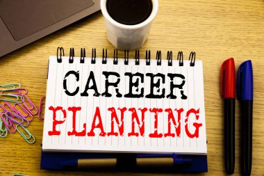 Kariyer planlama gösterilen metin resim yazısı yazma el. İş büyüme hedef belirleme defter kitap dizüstü kahve ile ofiste ahşap arka plan üzerinde yazılı için iş kavramı