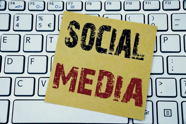 Mídia social. Conceito de negócio para a mídia social comunitária escrito em papel de nota pegajosa no fundo do teclado branco . — Fotografia de Stock