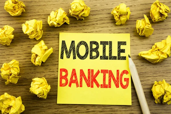 Palavra, escrevendo Mobile Banking. Conceito de negócio para Internet Banking e-bank escrito em papel de nota pegajosa sobre o fundo de madeira. Papéis amarelos dobrados no fundo — Fotografia de Stock