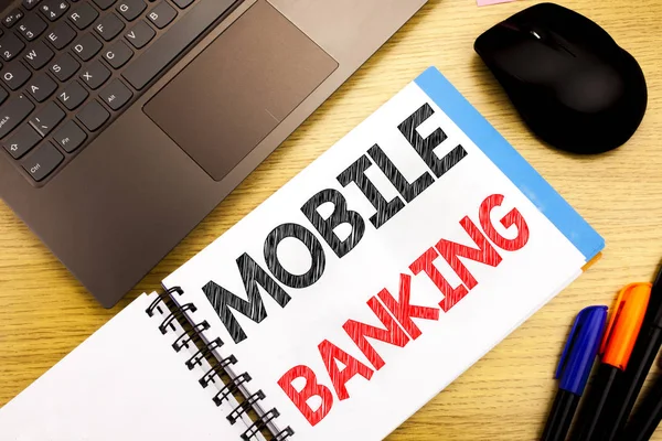 Kézzel írott szöveg felirat mutatja a mobil Banking. Üzleti koncepció írás az Internet Banking e-bank másol a hely a régi fa fa toll számítógéppel írt a Jegyzettömb — Stock Fotó
