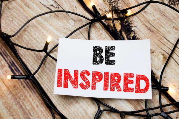 Подпись к рукописному тексту с изображением Be Inspired. Написание бизнес-концепции для вдохновения и мотивации, написанное на липкой бумаге на деревянном фоне . — стоковое фото