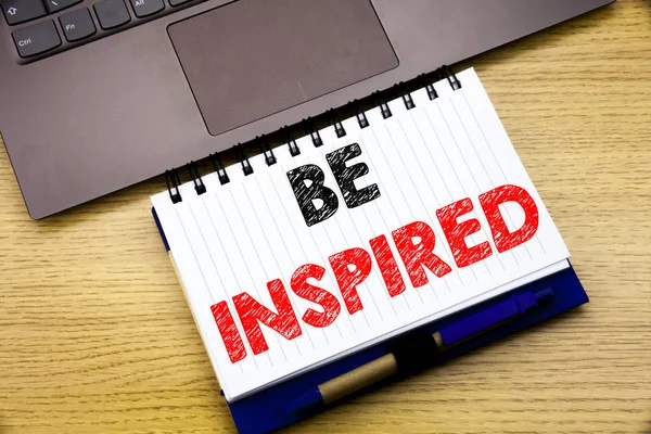 Escritura a mano texto pie de foto inspiración mostrando Be Inspired. Concepto de negocio para Inspiración y Motivación escrito en cuaderno sobre fondo de madera en la Oficina con portátil — Foto de Stock