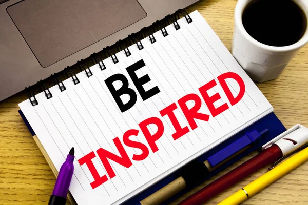 Inspírate. Concepto de negocio para Inspiración y Motivación escrito en cuaderno sobre fondo de madera en la Oficina con café portátil — Foto de Stock