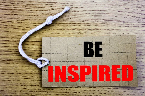 Вдохновляйся. Бизнес-концепция для онлайн-продавца Inspirit и написанная на бумаге ценника с копировальным пространством на деревянном винтажном фоне — стоковое фото