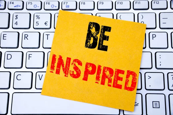 Inspírate. Concepto de negocio para la inspiración y motivación escrito en papel de nota adhesiva en el fondo del teclado blanco . — Foto de Stock