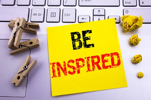 Вдохновение для рукописного написания текста с изображением Be Inspired. Бизнес-концепция для Inspirit и Мбаппе написана на бумаге на белом фоне клавиатуры . — стоковое фото