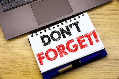 Unutmayın gösterilen metin resim yazısı ilham yazma el. İş kavramı için anımsatıcı iletisi defter kitap dizüstü bilgisayar ile ofiste ahşap arka plan üzerinde yazılı