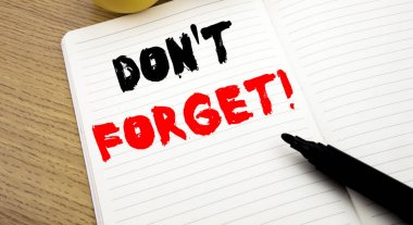 El yazısı metnini başlık gösterilen unutmayın. Uyarı mektubu marker kalem ile kitap arka plan üzerinde kopya alanı ile defter üzerinde Yazılı mesaj yazma iş kavramı