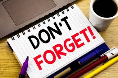 Unutmayın. İş kavramı için anımsatıcı iletisi defter kitap dizüstü kahve ile ofiste ahşap arka plan üzerinde yazılı