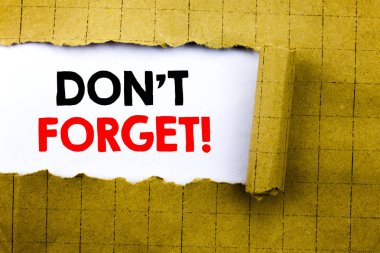 Word, unutmayın yazma. İş kavramı için anımsatıcı iletisi sarı katlanmış kağıt üzerinde beyaz kağıt üzerinde yazılı.