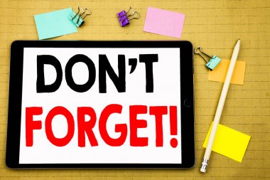 Unutmayın gösterilen metin resim yazısı ilham yazma el. Hatırlatma mesajı yazılı tablet laptop, yapışkan not ve kalem ile ahşap arka plan için iş kavramı