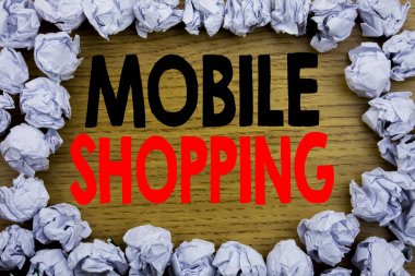 Mobil alışveriş gösteren el yazısı duyuru metin. Ahşap ahşap arka plan üzerinde katlanmış kağıt topları ile eski arka plan boş alan ile yazılı cep telefonu online sipariş için iş kavramı