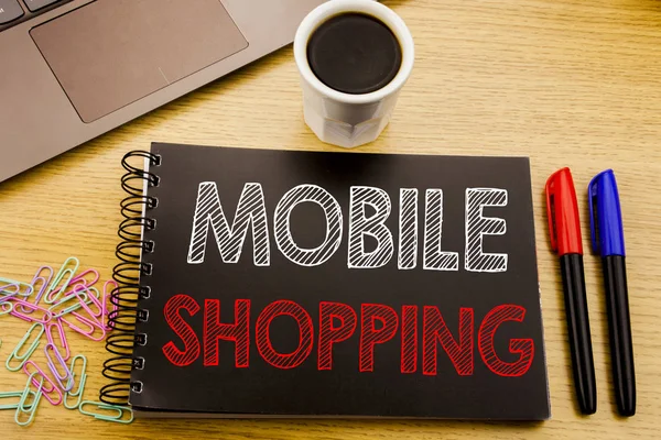 Scrittura a mano Testo di annuncio che mostra Mobile Shopping. Business concept per Cellulare online ordine scritto su taccuino su sfondo ligneo in ufficio con laptop caffè — Foto Stock