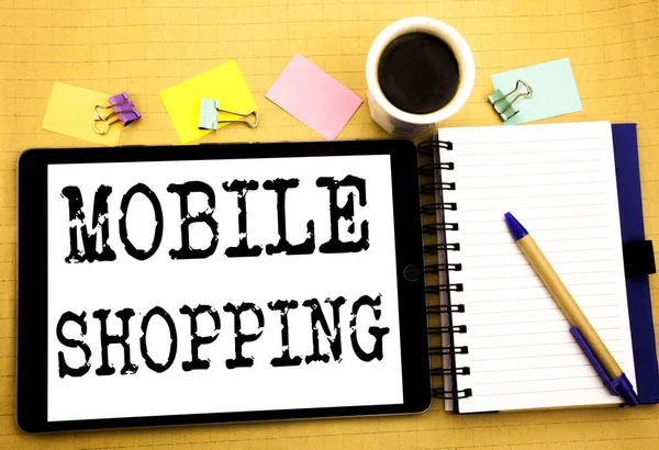 Shopping mobile. Business concept per cellulare ordine online Scritto su tablet laptop, sfondo in legno con nota adesiva, caffè e penna — Foto Stock