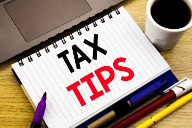 Vergi ipuçları. Vergi mükellefi yardım iade defter kitap dizüstü kahve ile ofiste ahşap arka plan üzerinde yazılı geri ödeme için iş kavramı