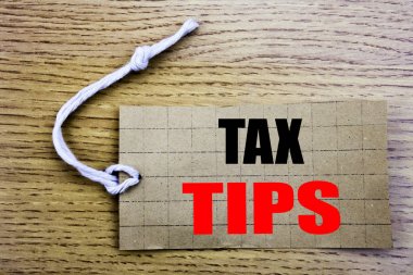 Vergi ipuçları. Online saletaxpayer yardımı ile kopya alanı ahşap antika arka plan üzerinde fiyat etiketi kağıtta yazılı geri ödeme iadesi için iş kavramı
