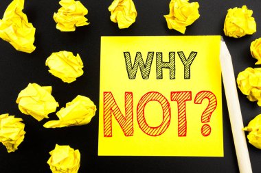 Why Not soru gösteren el yazısı metin. İş kavramı liderlik motivasyon yapışkan not kağıdına siyah arka plan üzerinde yazılı için yazma. Sarı kağıtları arka plan üzerinde katlanmış