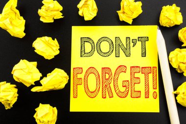 Unutmayın gösteren el yazısı metin. Hatırlatma mesajı yapışkan not kağıdına siyah arka plan üzerinde yazılı için yazma iş kavramı. Sarı kağıtları arka plan üzerinde katlanmış