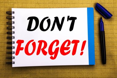 Unutmayın. Hatırlatma mesajı yazılı için iş kavramı üzerinde not defteri not kağıdı arkaplan kalem marker ile alan office Manzaralı