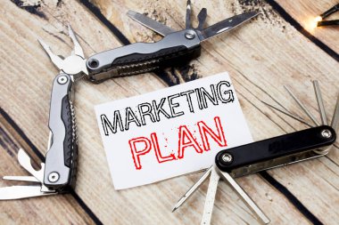 Kavramsal el pazarlama planı gösterilen metin resim yazısı ilham yazma. Çakı ile yapışkan not ahşap arka plan üzerinde planlama başarılı strateji yazılı için iş kavramı