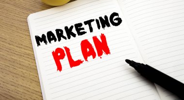El yazısı metnini başlık pazarlama planı gösterilen. Başarılı marker kalem ile kitap arka plan üzerinde kopya alanı ile defter üzerinde yazılı Strateji planlama için yazma iş kavramı