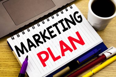Pazarlama planı. İş kavramı başarılı defter kitap dizüstü kahve ile ofiste ahşap arka plan üzerinde yazılı Strateji planlama için
