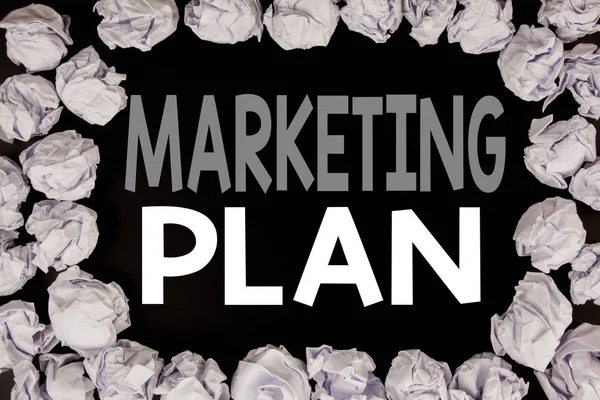 Palabra, escribiendo Plan de Marketing. Concepto de negocio para la planificación Estrategia exitosa escrita sobre fondo negro con espacio de copia sobre fondo viejo con bolas de papel plegadas — Foto de Stock
