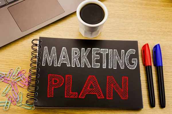 Texto de anuncio de escritura a mano que muestra el Plan de Marketing. Concepto de negocio para la planificación Estrategia exitosa escrito en el cuaderno sobre el fondo de madera en la oficina con café portátil — Foto de Stock