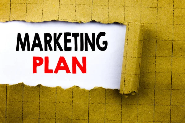 Palabra, escribiendo Plan de Marketing. Concepto de negocio para la planificación Estrategia exitosa escrito en el libro blanco sobre el papel doblado amarillo . — Foto de Stock