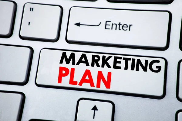 Escribir texto mostrando Plan de Marketing. Concepto de negocio para la planificación Estrategia exitosa escrito en tecla de teclado blanco con espacio de copia. Vista superior . — Foto de Stock