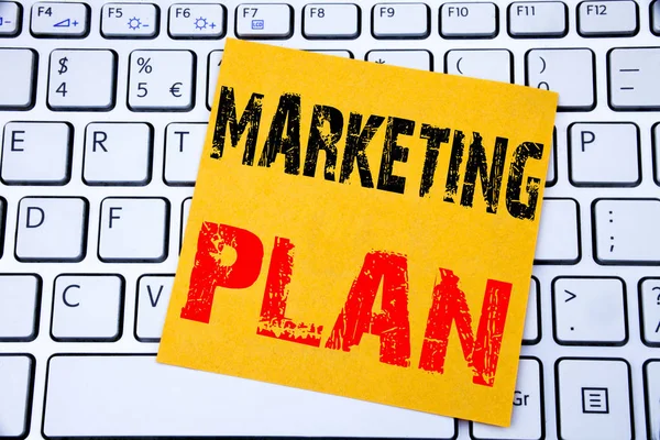 Plan de Marketing. Concepto de negocio para la planificación Estrategia exitosa escrito en papel de nota adhesiva en el fondo del teclado blanco . — Foto de Stock