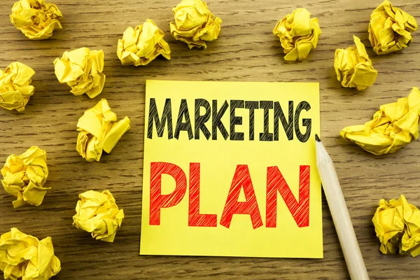 Palabra, escribiendo Plan de Marketing. Concepto de negocio para la planificación Estrategia exitosa escrito en papel de nota adhesiva en el fondo de madera. Papeles amarillos plegados en el fondo — Foto de Stock