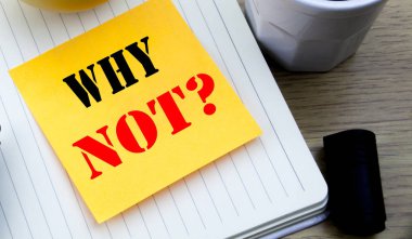 Why Not soru gösterilen metin yazma. İş kavramı liderlik motivasyon yazılı yapışkan not boş kağıt, ahşap arka plan kopya alanı, kahve ve marker ile için