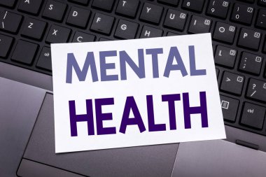 Ruh sağlığı gösterilen metin resim yazısı ilham yazma el. Anksiyete hastalık yapışkan not kağıdına siyah klavye arka plan üzerinde yazılı bozukluğu için iş kavramı.