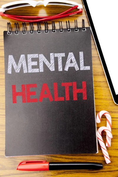 字, 写心理健康。在笔记本书上写的焦虑疾病的商业概念, 木质背景与粘附太阳镜和红色钢笔 — 图库照片