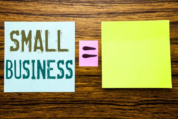 Word, küçük iş yazma. Aile sahibi ahşap arka plan üzerinde yapışkan not kağıt üzerinde yazılı şirket için iş kavramı. Denklem matematiksel işaret senin yer için