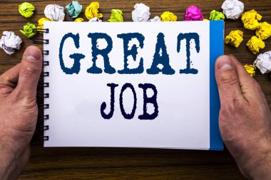 Büyük iş gösterilen metin yazma. İş kavramı başarı not defteri defter kitap adam işadamı el ve parmak ile ahşap ahşap arka plan üzerinde yazılı takdir.