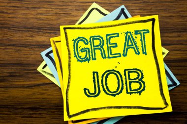 Kavramsal el büyük iş gösterilen metin resim yazısı ilham yazma. İş kavramı başarı ahşap ahşap arka plan üzerinde yapışkan not kağıt üzerinde yazılı takdir.