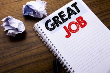 Büyük iş gösterilen metin yazma. İş kavramı başarı defter not defteri bir not kağıdına katlanmış kağıt anlam düşünce fikir için ile ahşap arka plan üzerinde yazılı takdir