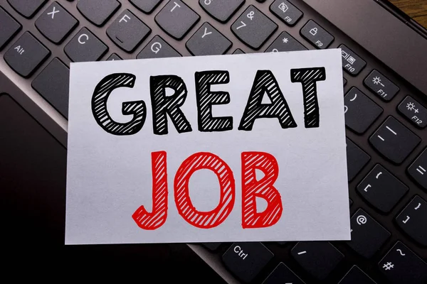 Woord, Great Job schrijven. Businessconcept voor succes waardering geschreven op notitie papier op de achtergrond donker toetsenbord. — Stockfoto