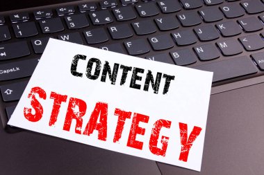 Dizüstü bilgisayar klavye üzerinde office yakın çekim yapılan içerik stratejisi metin yazma. Ağ Web sitesi bilgi yönetimi atölye için iş kavramı kopya alanı siyah zemin üzerine