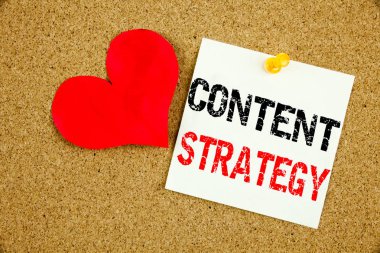 Kavramsal el ağ web sitesi bilgi yönetimi ve yapışkan not, hatırlatma mantar arka plan kopya alanı ile yazılı aşk içerik stratejisi kavramı gösterilen metin resim yazısı ilham yazma