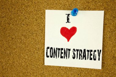 Metin resim yazısı ilham gösterilen ağ web sitesi bilgi yönetimi yapışkan not, hatırlatma izole arka plan kopya alanı ile yazılı sevgi dolu anlamı aşk içerik stratejisi kavramı yazma el